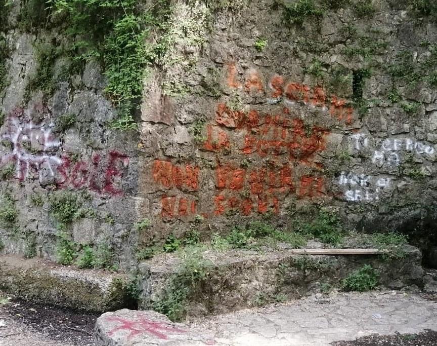 SPERONE. Vandalizzata l’antica Fontana con scritte colorate SPERONE. Vandalizzata l’antica Fontana con scritte colorate