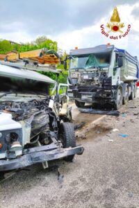 IRPINIA. Incidente stradale coinvolti  due mezzi, un autocarro  e un Defender dell’Enel. Laccaduto a SantAngelo dei Lombardi, due persone in ospedale