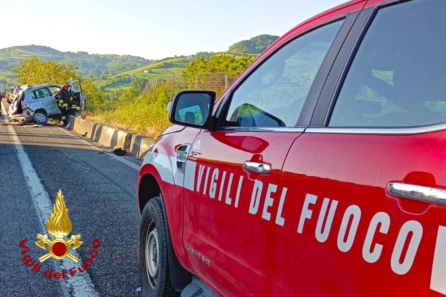 A16. Incidente tra auto e autocarro, un morto. Laccaduto nel territorio di Vallesaccarda. A16. Incidente tra auto e autocarro, un morto. Laccaduto nel territorio di Vallesaccarda.