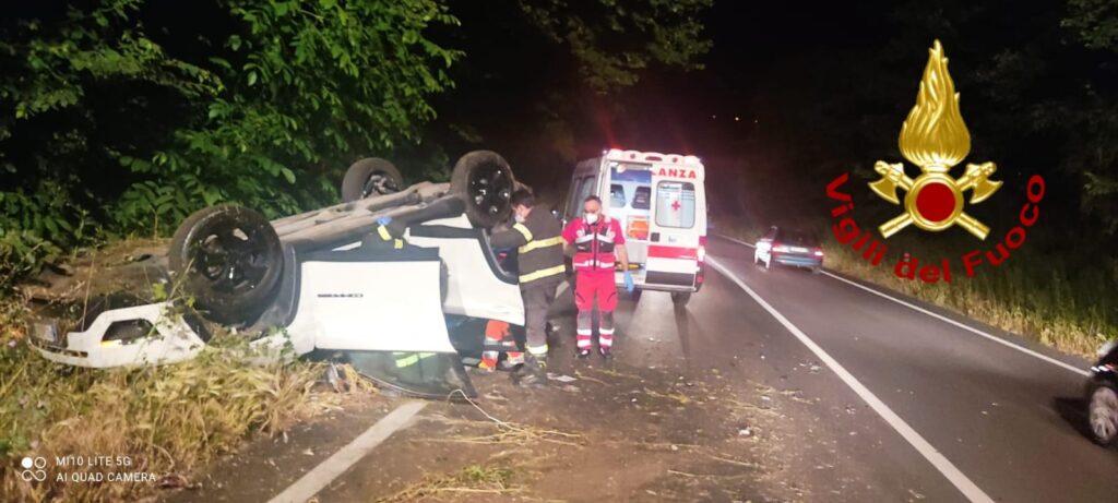 AVELLINO. Scontro tra tre auto e una si ribalta con donna che rimane incastrata nellabitacolo
