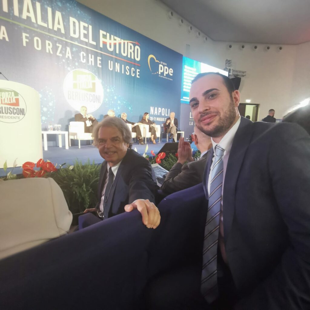 Forino (Av): Il Dott. Giliberti passa ufficialmente tra le fila di Forza Italia. Presente anche lui al Congresso di Napoli LItalia del Futuro