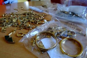 BAIANO. Ecco la truffa dei monili doro. In azione ladri che si spacciano per una nota gioielleria