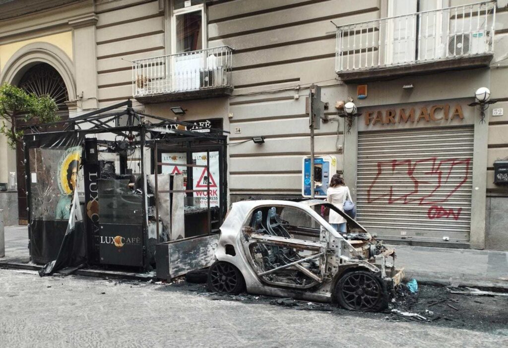 NAPOLI. Via Duomo, due auto ed una veranda di un bar incendiate. Ipotesi racket.