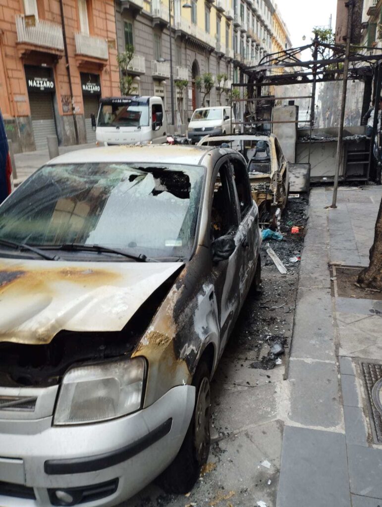 NAPOLI. Via Duomo, due auto ed una veranda di un bar incendiate. Ipotesi racket.