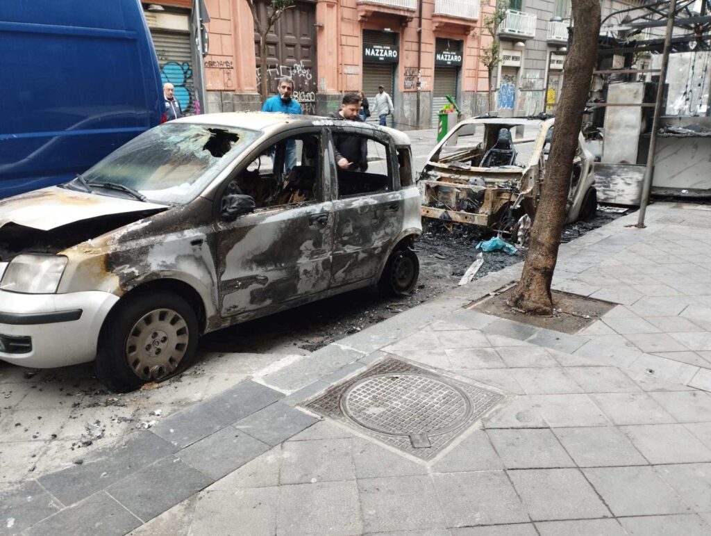 NAPOLI. Via Duomo, due auto ed una veranda di un bar incendiate. Ipotesi racket.