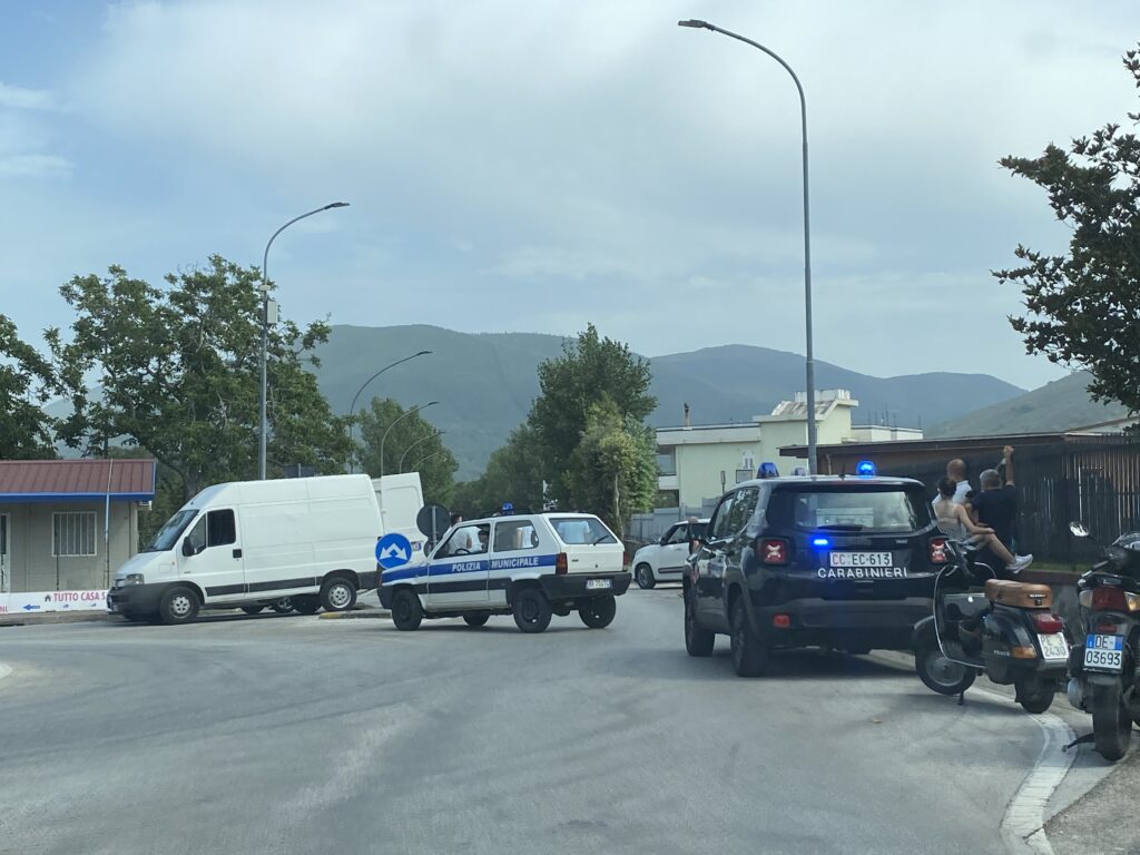 AVELLA. Incidente alla rotatoria del cimitero tra auto e moto