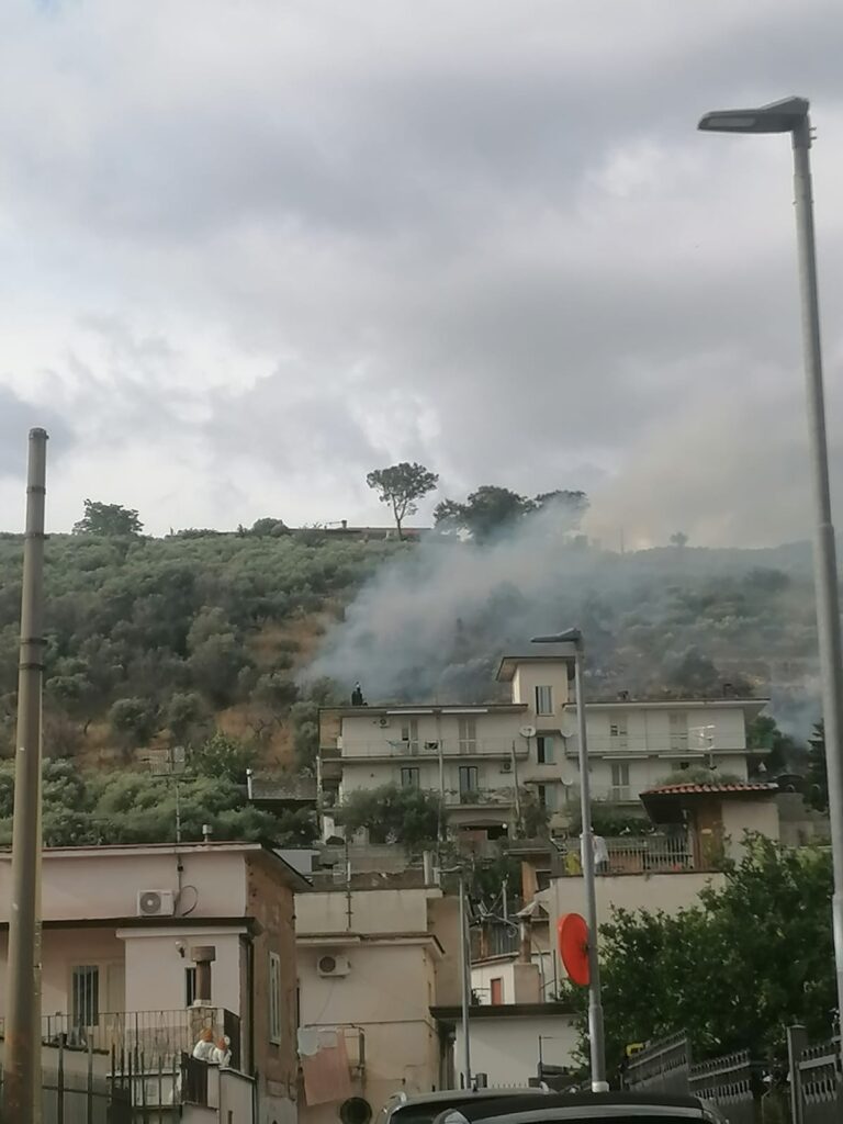 AVELLA. A fuoco la vegetazione ai piedi del Castello