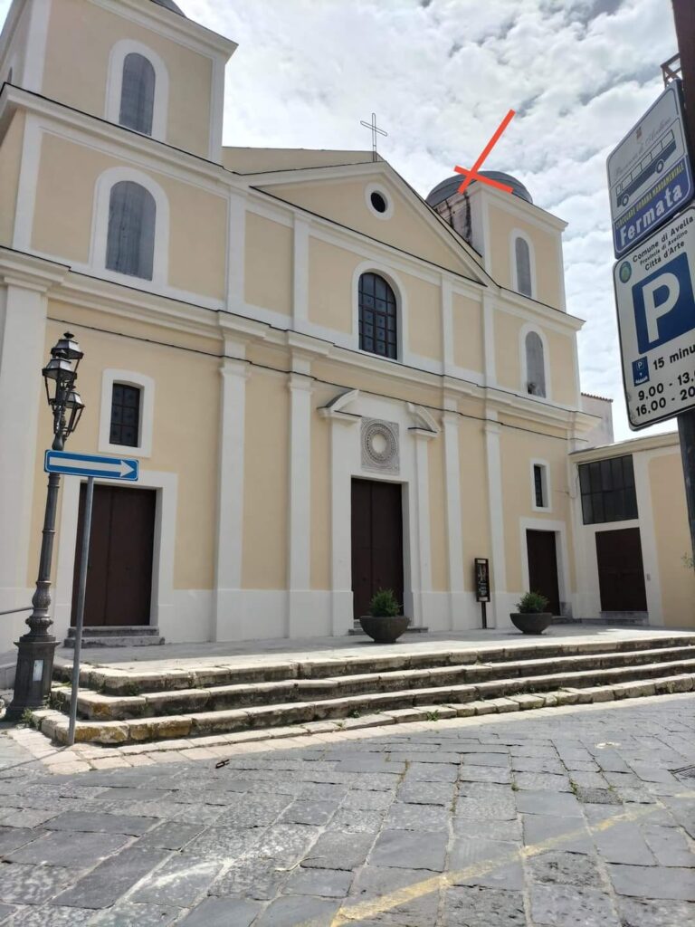 AVELLA. Completati i lavori alla facciata della chiesa di San Pietro. Ma qualcosa non sfugge agli occhi dei cittadini