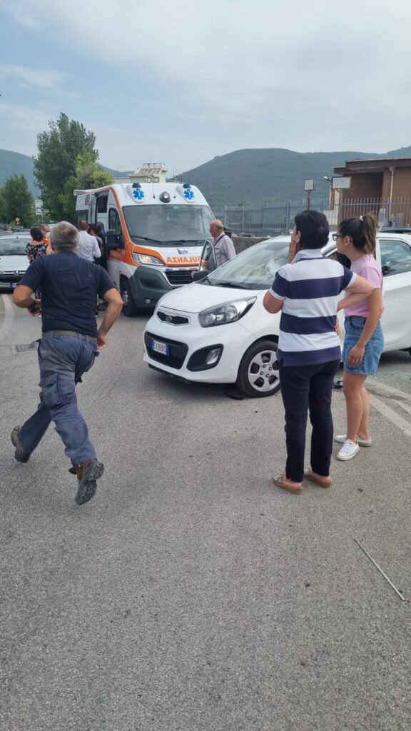 AVELLA. Incidente alla rotatoria del cimitero tra auto e moto