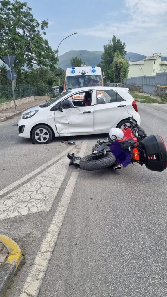 AVELLA. Incidente alla rotatoria del cimitero tra auto e moto