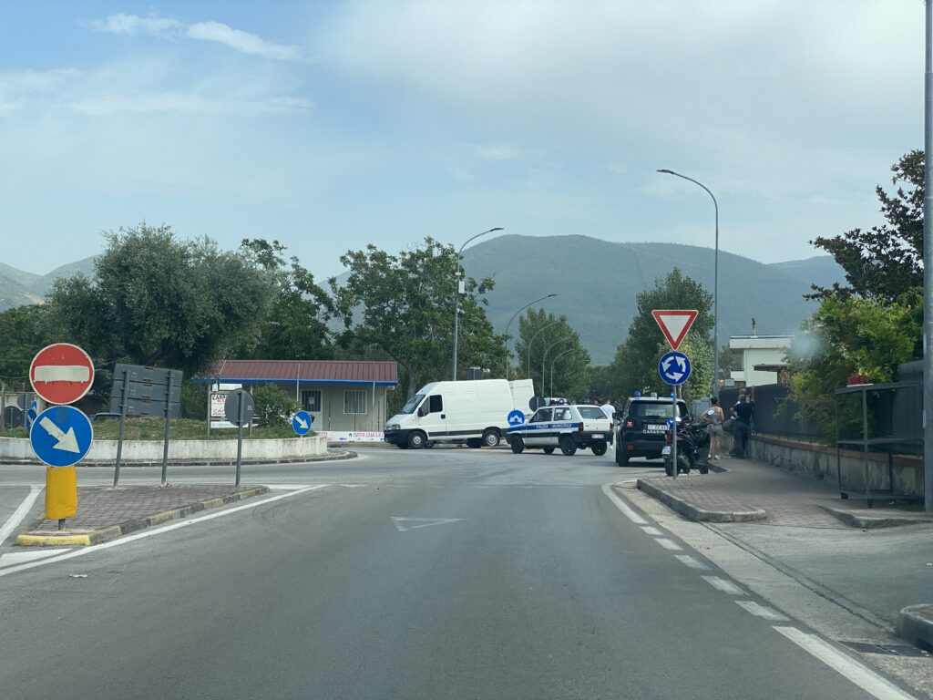 AVELLA. Incidente alla rotatoria del cimitero tra auto e moto