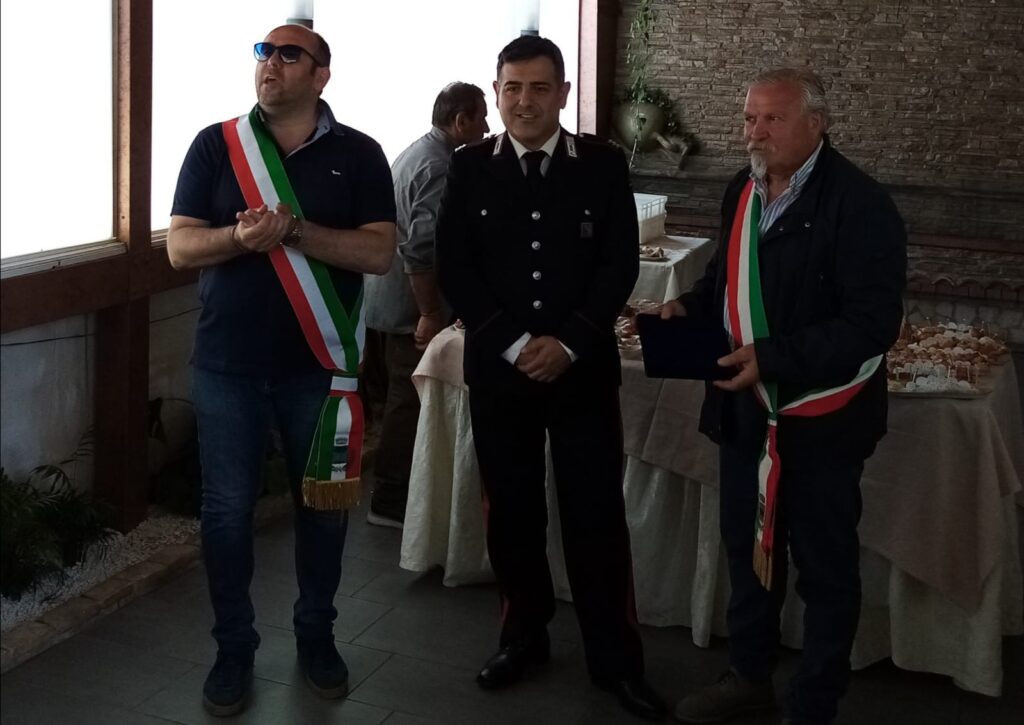 Lauro Marzano: Saluti al maresciallo maggiore Savarese