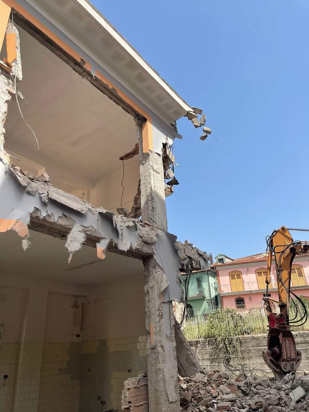 Contrada (Av): Avviati i lavori di demolizione e ricostruzione della ex  Scuola  Elementare nel Rione Ospedale