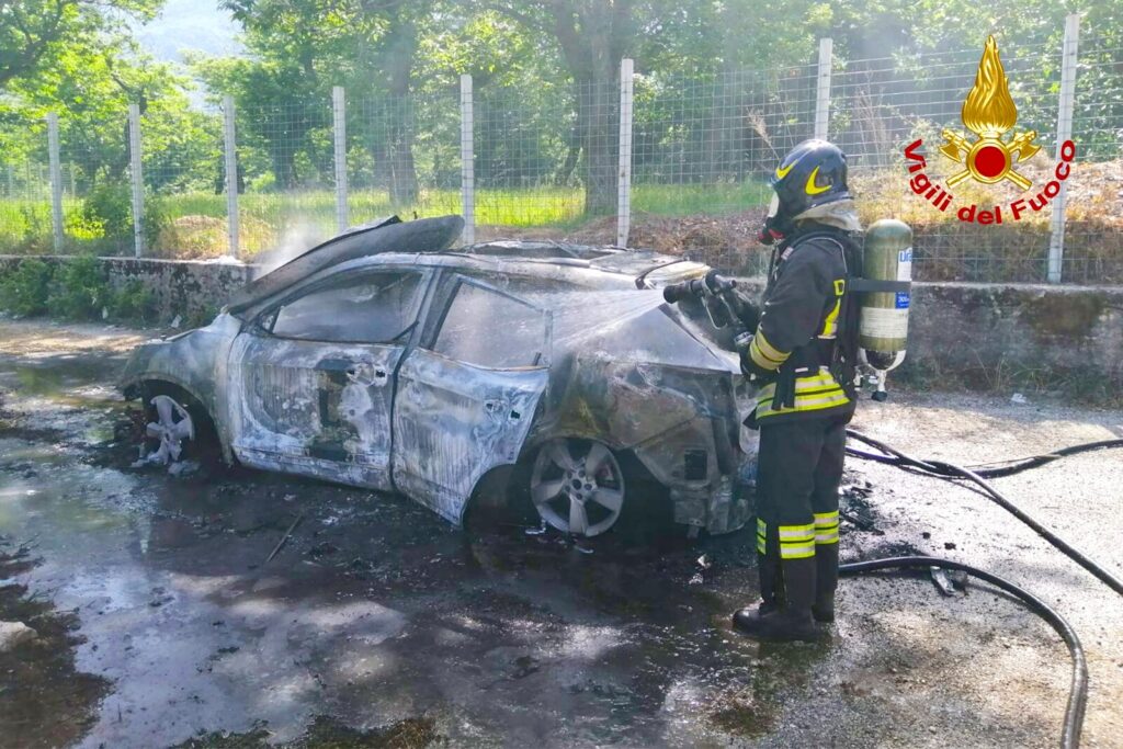 SOLOFRA. Incendiata lauto utilizzata nella rapina alle poste, lintervento dei Vigili del Fuoco