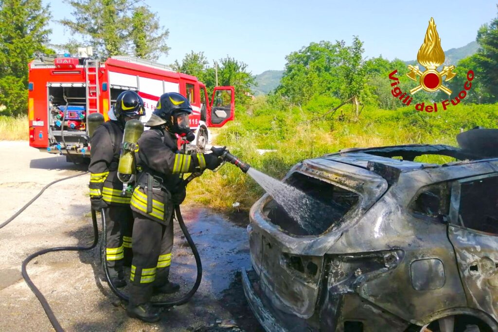 SOLOFRA. Incendiata lauto utilizzata nella rapina alle poste, lintervento dei Vigili del Fuoco