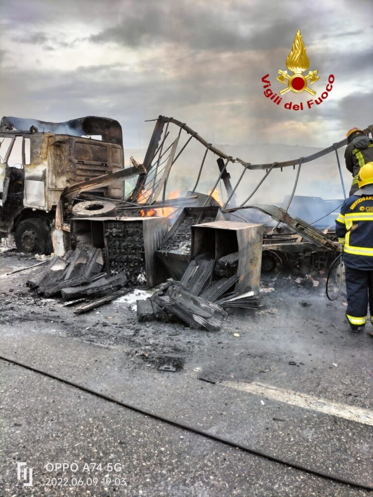 IRPINIA. A fuoco autoarticolato sullA16 nel comune di Lacedonia IRPINIA. A fuoco autoarticolato sullA16 nel comune di Lacedonia