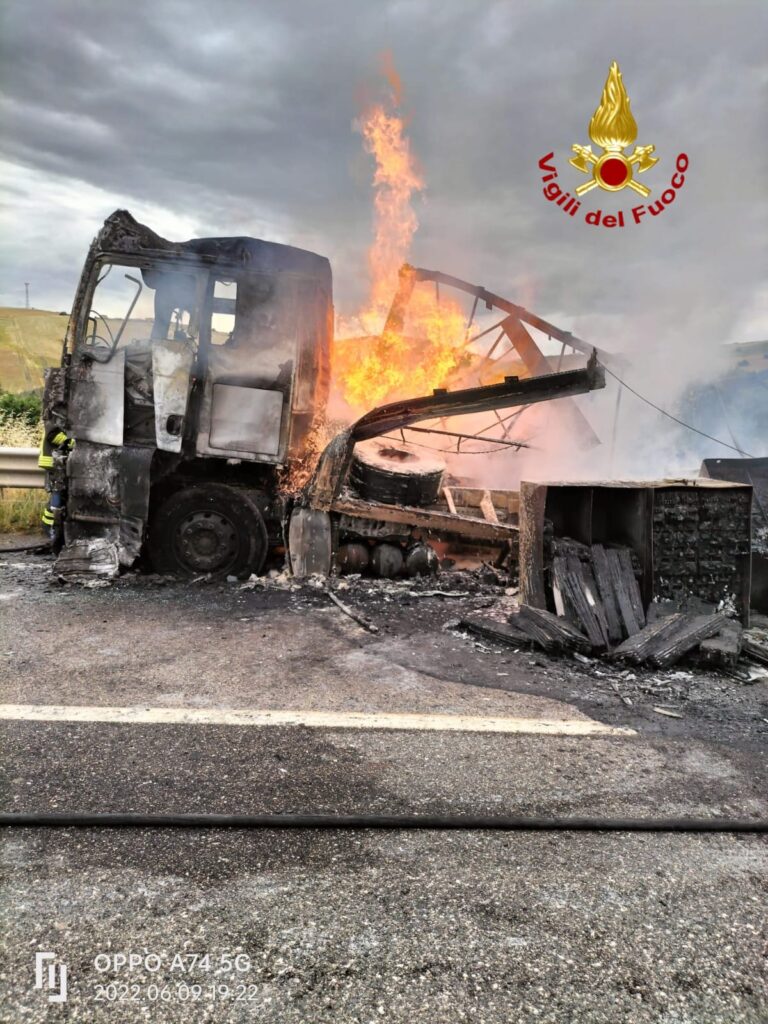 IRPINIA. A fuoco autoarticolato sullA16 nel comune di Lacedonia IRPINIA. A fuoco autoarticolato sullA16 nel comune di Lacedonia