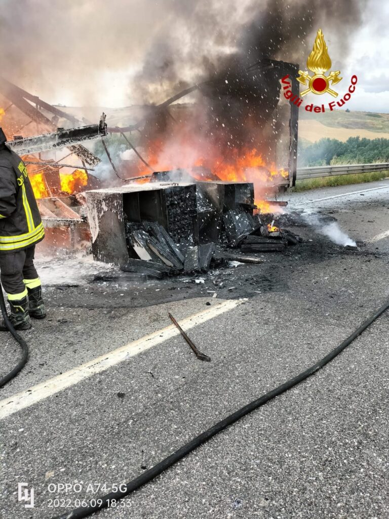 IRPINIA. A fuoco autoarticolato sullA16 nel comune di Lacedonia