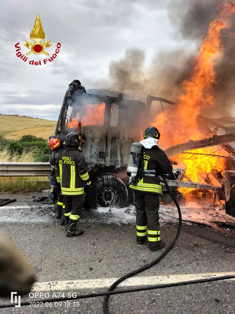 IRPINIA. A fuoco autoarticolato sullA16 nel comune di Lacedonia IRPINIA. A fuoco autoarticolato sullA16 nel comune di Lacedonia