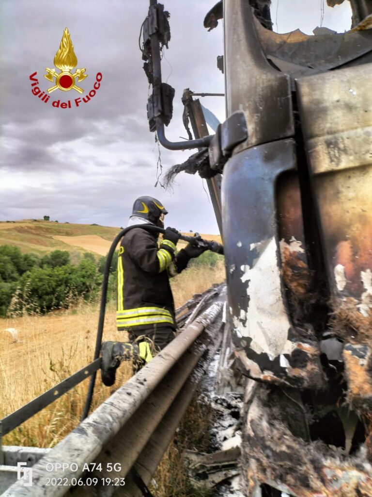IRPINIA. A fuoco autoarticolato sullA16 nel comune di Lacedonia IRPINIA. A fuoco autoarticolato sullA16 nel comune di Lacedonia
