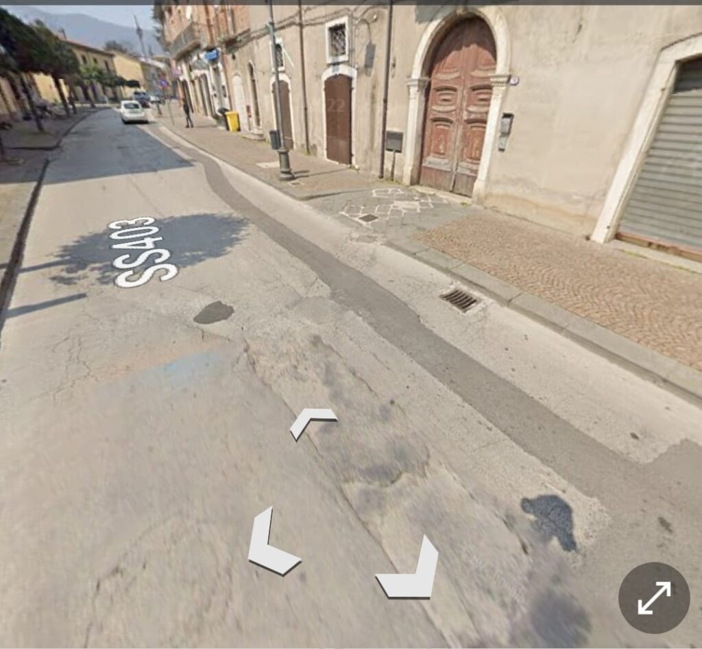 Forino (Av): Corso Roma ora Strada Provinciale ex SS 403. Solo buche, avvallamenti e totale vergogna