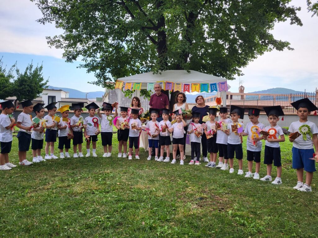 AVELLA. I ringraziamenti alle maestre dei genitori della classe 3 F dellInfanzia