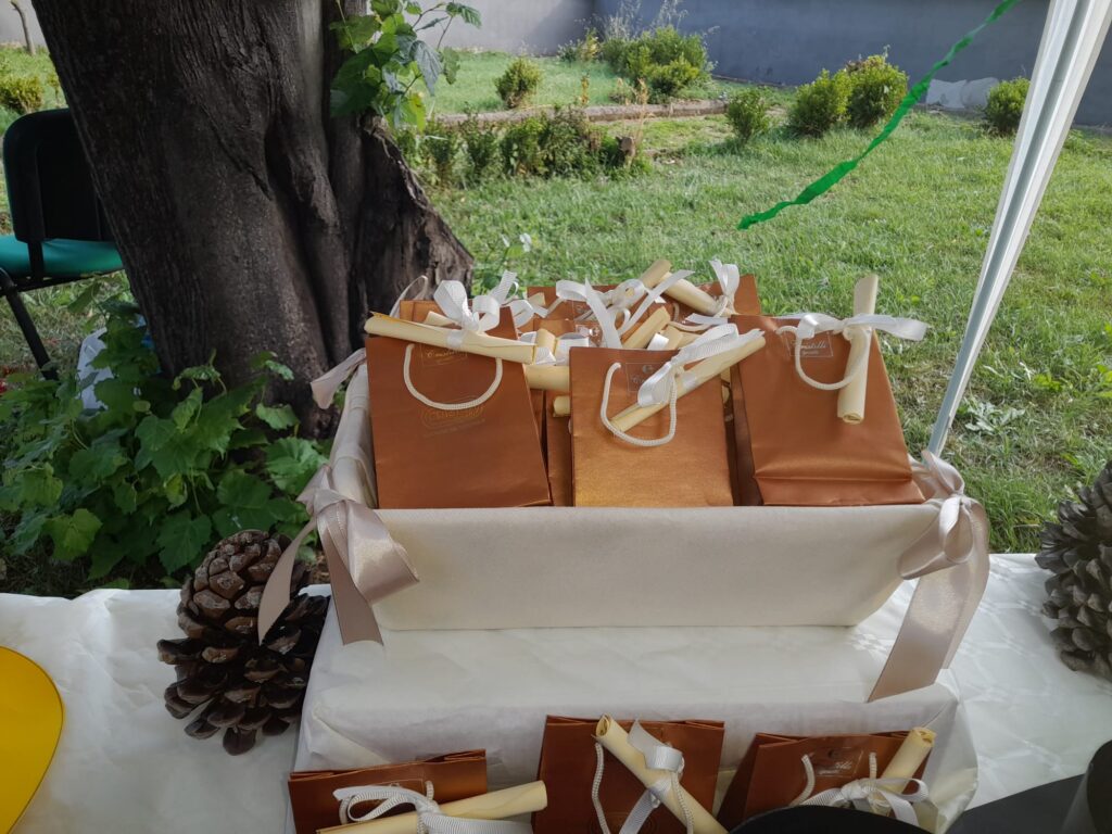 AVELLA. I ringraziamenti alle maestre dei genitori della classe 3 F dellInfanzia