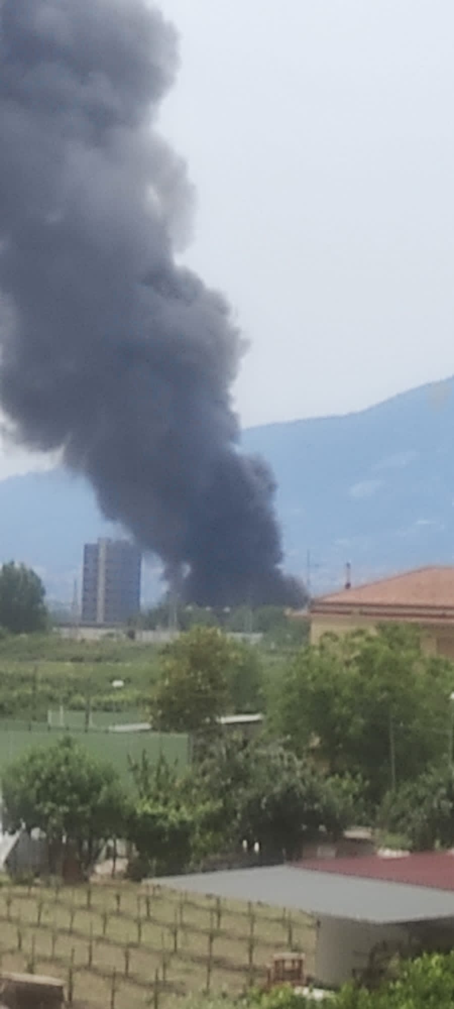 POMIGLIANO. Fiamme e fumo nellarea industriale della Stellantis POMIGLIANO. Fiamme e fumo nellarea industriale della Stellantis