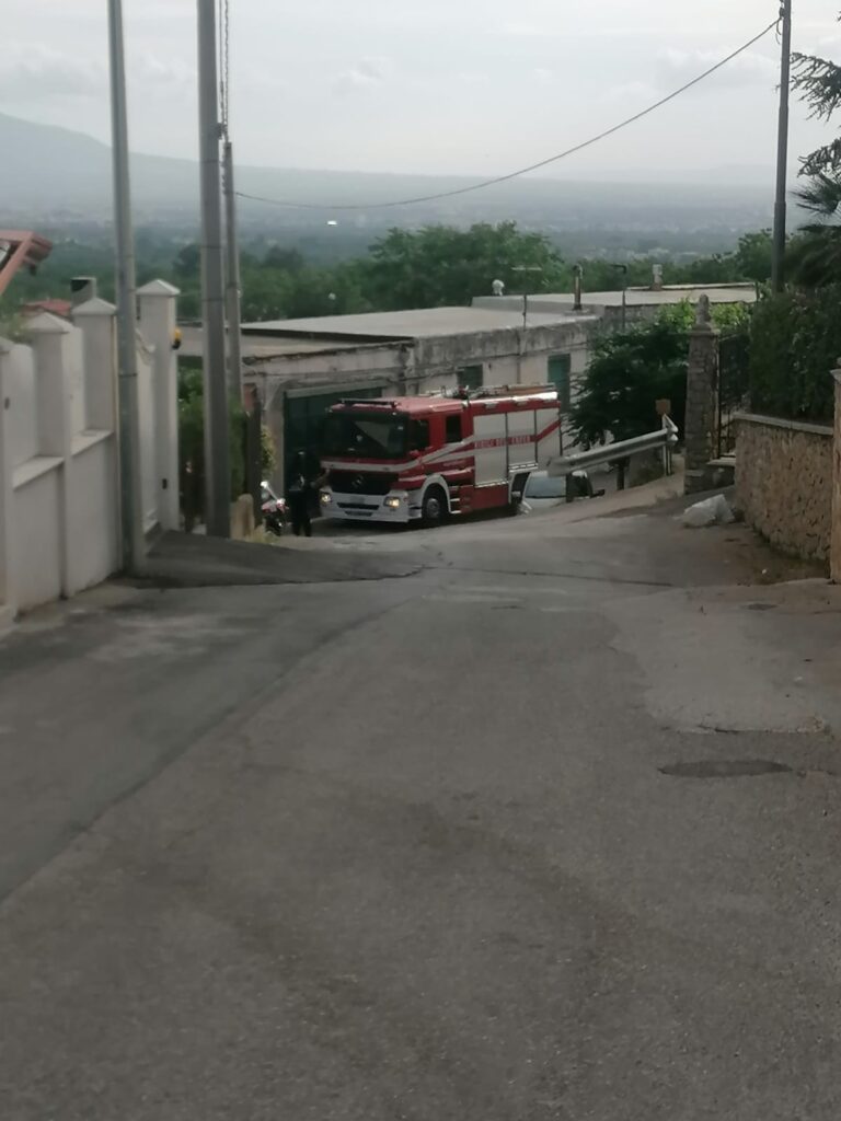 AVELLA. A fuoco la vegetazione ai piedi del Castello
