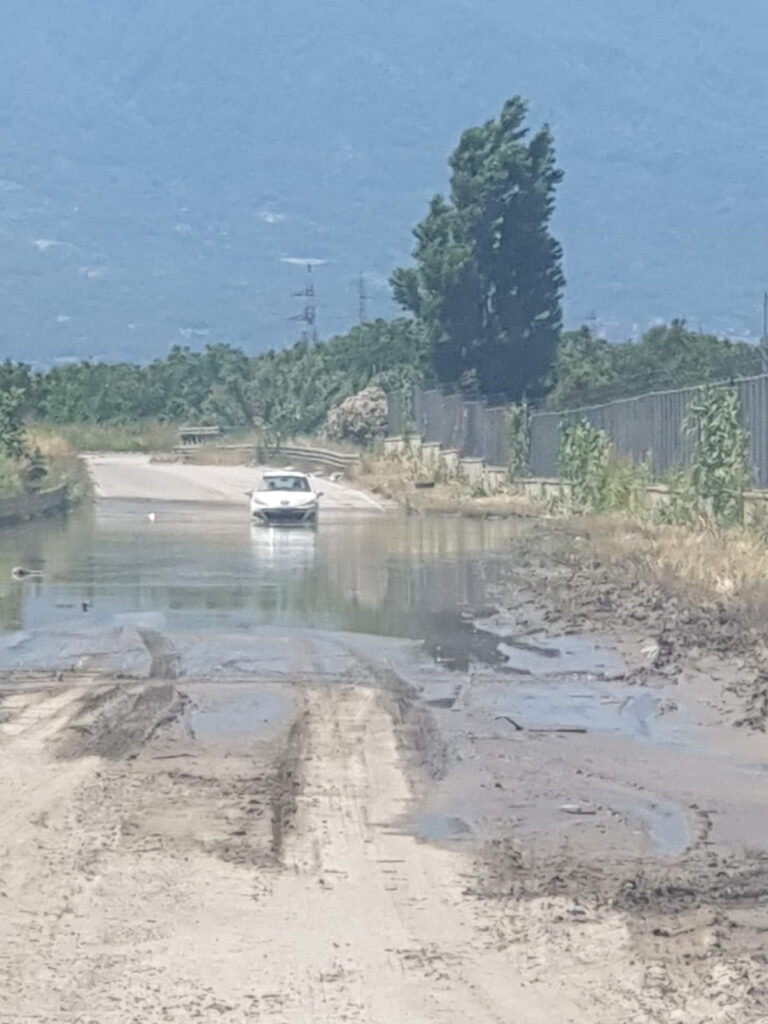 Nola, auto resta impantanata nel fango che resiste anche dopo 3 4 giorni dalla pioggia.