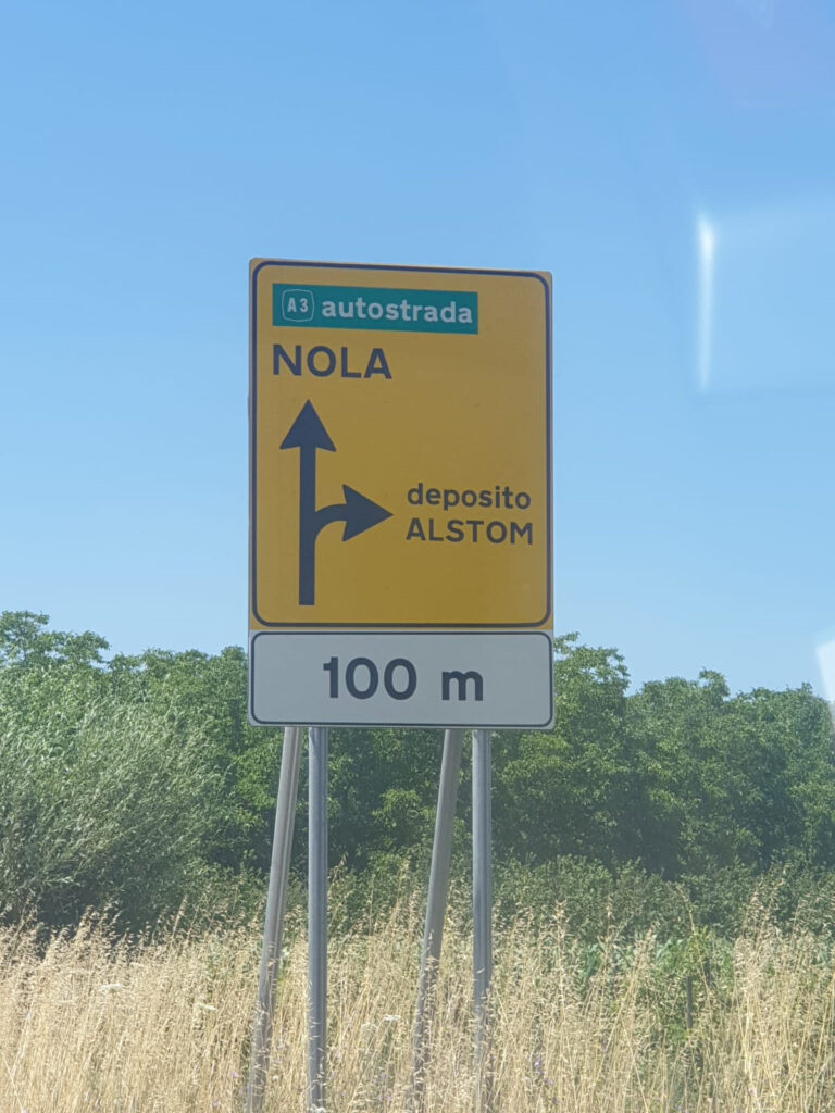 Nola, auto resta impantanata nel fango che resiste anche dopo 3 4 giorni dalla pioggia.