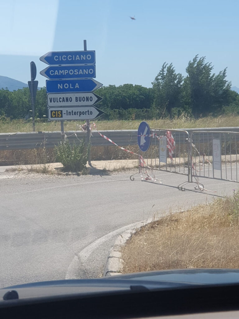 Nola, auto resta impantanata nel fango che resiste anche dopo 3 4 giorni dalla pioggia.