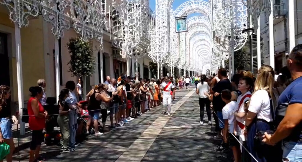VISCIANO. I Battenti tornano a sfilare per la festa della Madonna del Carpinello.