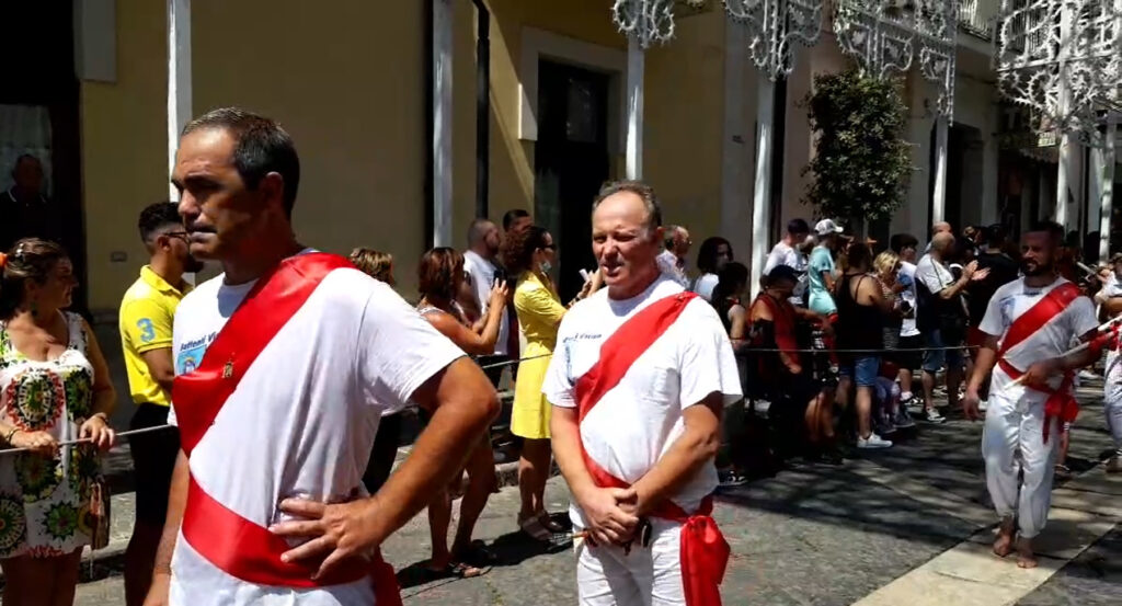 VISCIANO. I Battenti tornano a sfilare per la festa della Madonna del Carpinello.