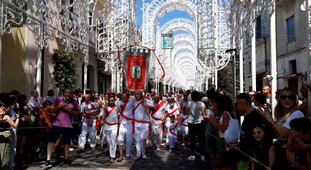 VISCIANO. I Battenti tornano a sfilare per la festa della Madonna del Carpinello.