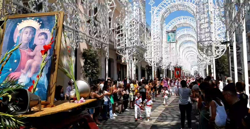 VISCIANO. I Battenti tornano a sfilare per la festa della Madonna del Carpinello.