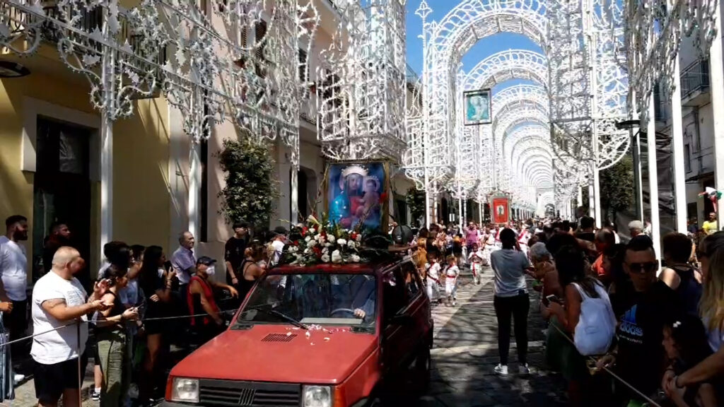 VISCIANO. I Battenti tornano a sfilare per la festa della Madonna del Carpinello.