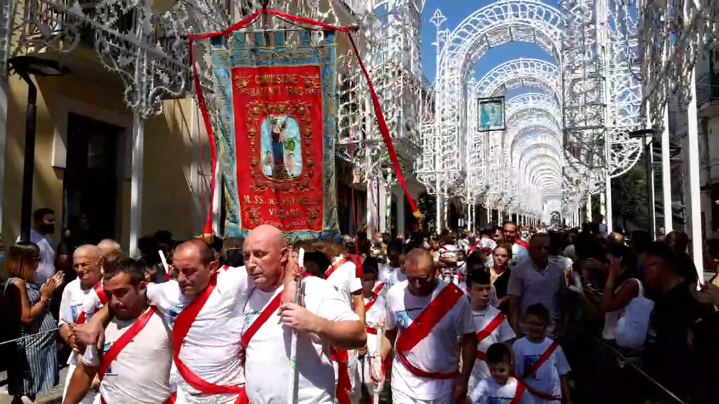 VISCIANO. I Battenti tornano a sfilare per la festa della Madonna del Carpinello.