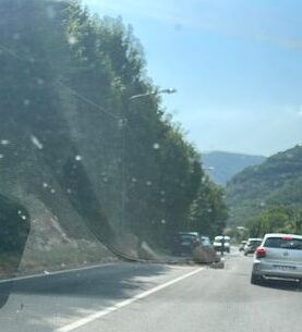 MONTEFORTE MUGNANO. Paura sulla Statale 7 bis, si stacca costone di roccia e finisce sulla carreggiata. MONTEFORTE MUGNANO. Paura sulla Statale 7 bis, si stacca costone di roccia e finisce sulla carreggiata.