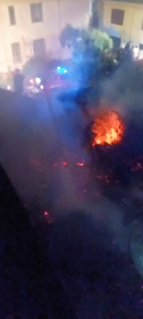 AVELLA. Fiamme in via Matteotti, bruciano sterpaglie e materiali vari in cantiere sequestrato AVELLA. Fiamme in via Matteotti, bruciano sterpaglie e materiali vari in cantiere sequestrato