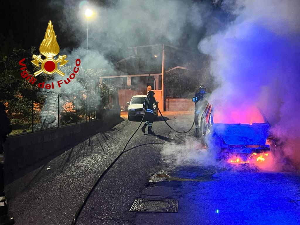 SIRIGNANO. Fiamme nella notte distruggono auto in sosta SIRIGNANO. Fiamme nella notte distruggono auto in sosta