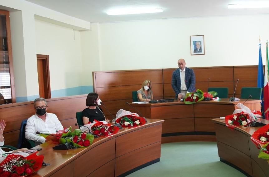 VISCIANO. Parte la macchina amministrativa. Lassessore Sabatino Castaldo: la comunità al centro che favorisce loccupazione giovanile VISCIANO. Parte la macchina amministrativa. Lassessore Sabatino Castaldo: la comunità al centro che favorisce loccupazione giovanile