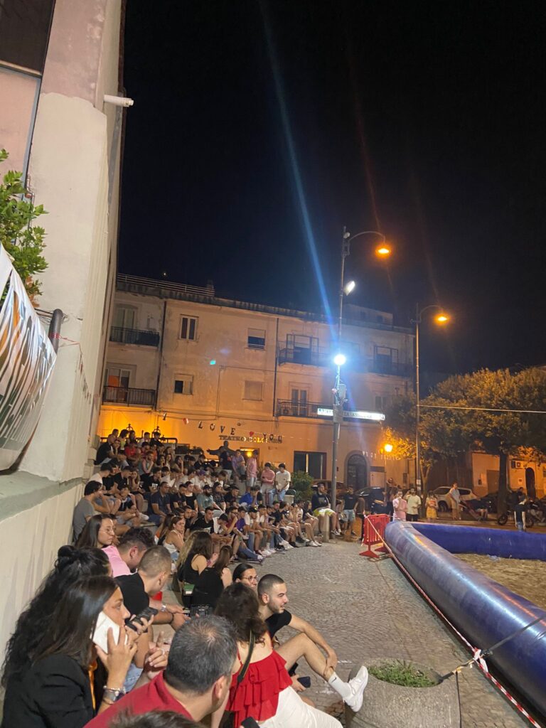 BAIANESE. Le piazze si rivitalizzano grazie ai giovani.  Successo per le iniziative di Avella e Baiano. Ma cè chi critica