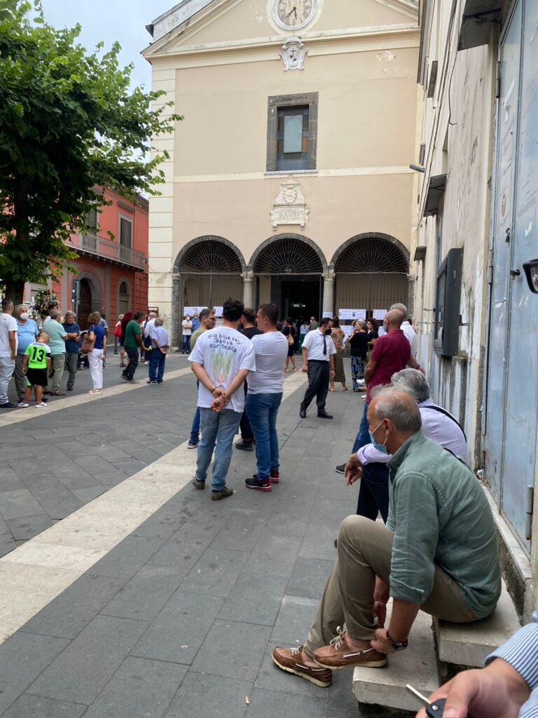 AVELLA. Ieri lultimo saluto a Ferdinando Amato. Il parroco Parisi: Oltre agli angeli, ai santi, ai martiri, sicuramente ad accoglierti ci sarà anche la tua mamma AVELLA. Ieri lultimo saluto a Ferdinando Amato. Il parroco Parisi: Oltre agli angeli, ai santi, ai martiri, sicuramente ad accoglierti ci sarà anche la tua mamma