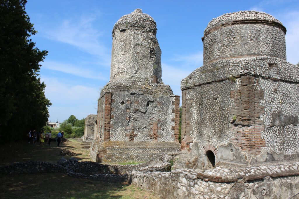 Avella  Visita ai monumenti da parte dei membri del Centro 66 dellArciconfraternita Universale di Santa Filomena