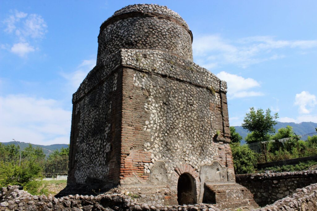 Avella  Visita ai monumenti da parte dei membri del Centro 66 dellArciconfraternita Universale di Santa Filomena