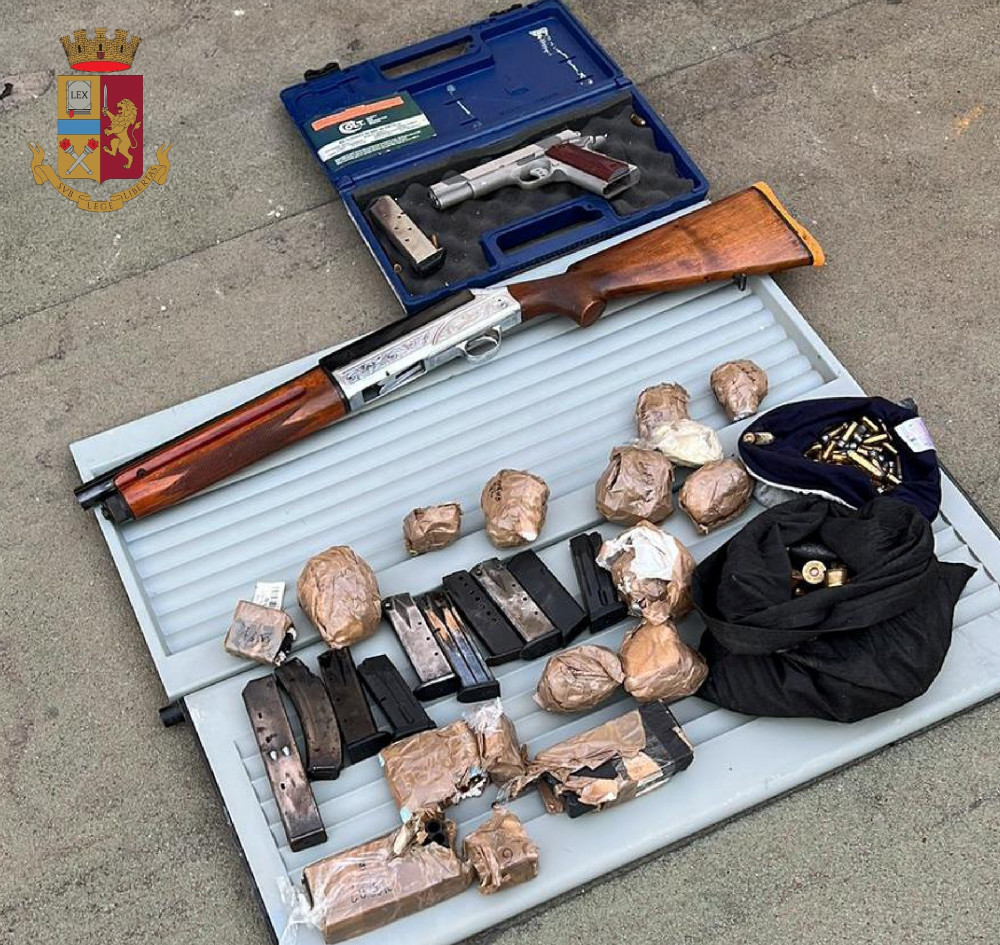 NAPOLI. Polizia e Finanza sequestrano in via Franciosa pistola, fucile, bomba a mano e numerose munizioni NAPOLI. Polizia e Finanza sequestrano in via Franciosa pistola, fucile, bomba a mano e numerose munizioni