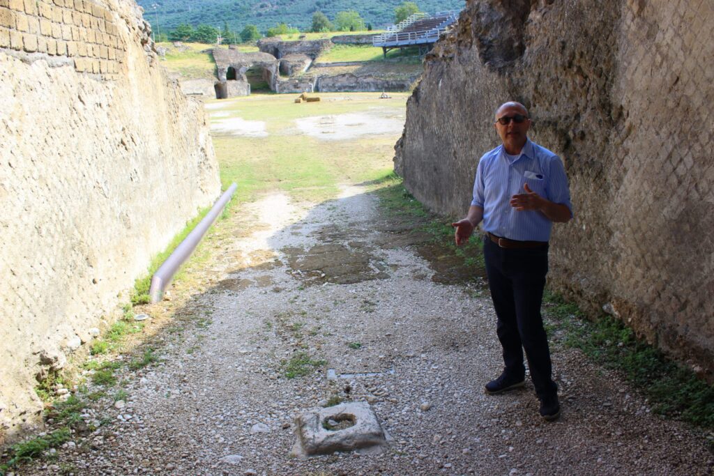 Avella  Visita ai monumenti da parte dei membri del Centro 66 dellArciconfraternita Universale di Santa Filomena