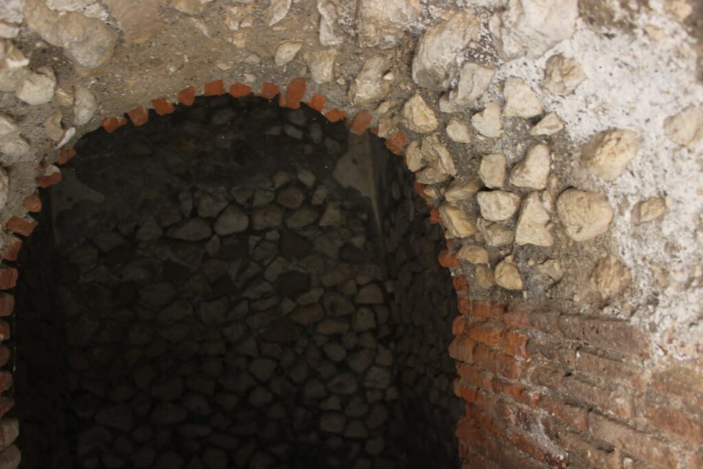 Avella  Visita ai monumenti da parte dei membri del Centro 66 dellArciconfraternita Universale di Santa Filomena