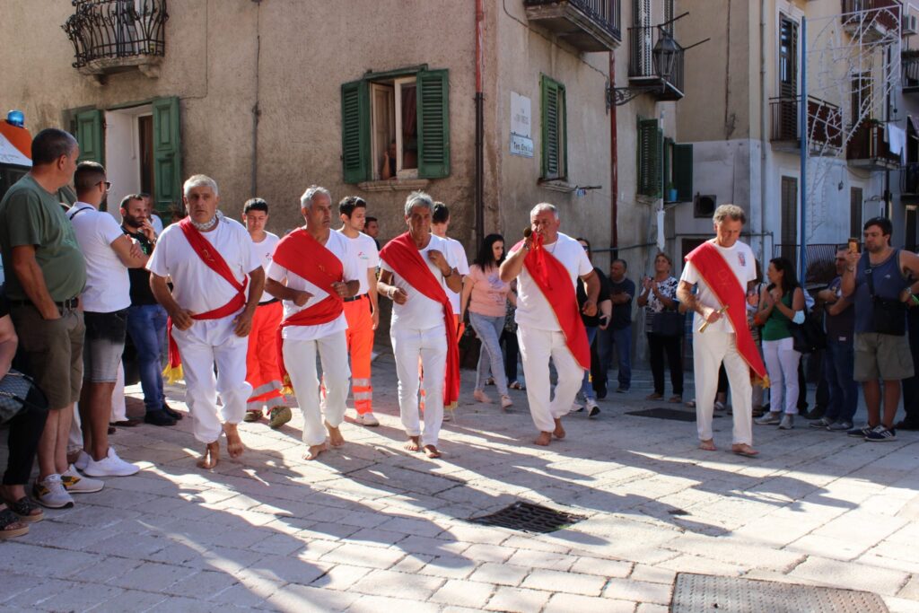 MUGNANO. Ieri la marcia dei Battenti in onore a San Pellegrino